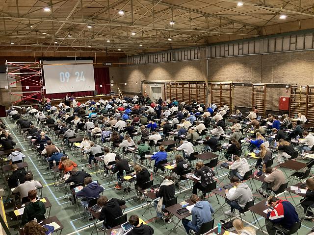 Turnzaal vol leerlingen die examen afleggen